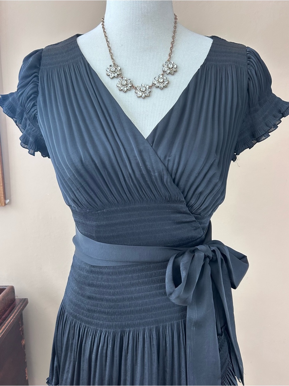 Diane von Furstenberg Pamelot Wrap Dress Black Pleated Satin Short Sleeve Size 6 - Picture 3 of 12